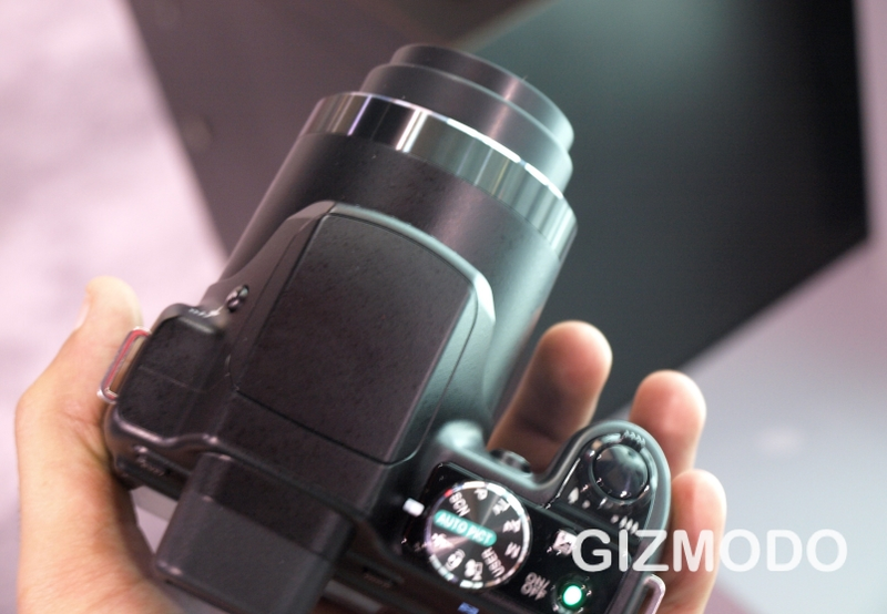 Illustration for article titled Pentax X70 24x Superzoom Is First With 720p Video